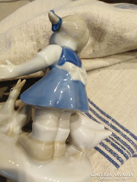 Csurkás kislány - libákkal / GDR - német porcelán