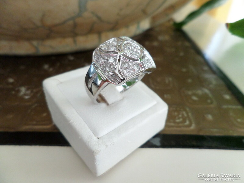 Art deco style wide white gold ring with glasses