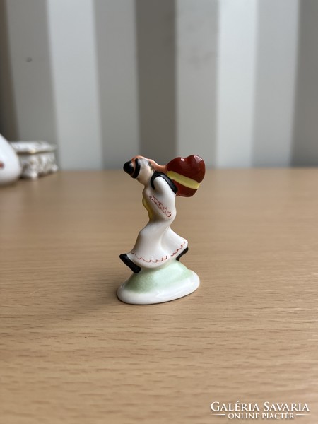 Herendi Miniatűr Porcelán Fiú Szív alakú Batyuval A57