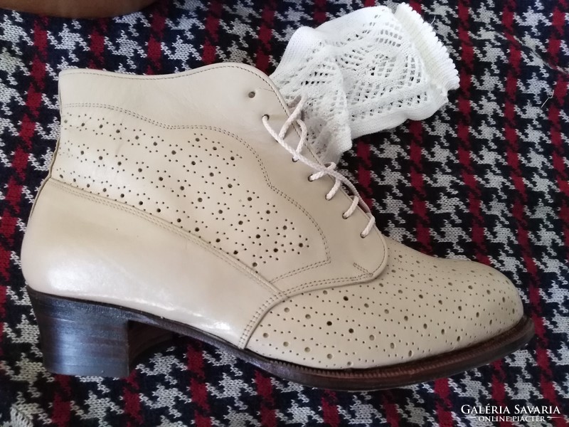 Vintage, magasszárú cipő - romantikus jelleggel