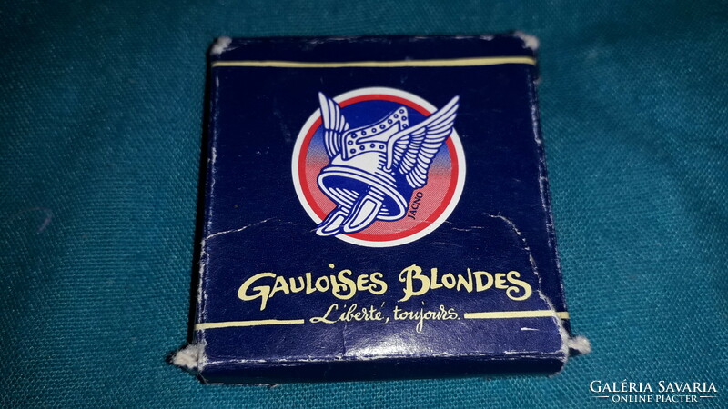 Retro Gauloises cigaretta reklám fém kulcstartó dobozával (a kép miatt bontva) a képek szerint