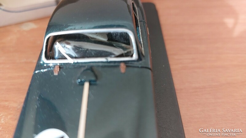(K) jolly aston martin limited 400 1:43 model car. Damaged windshield, photographed.