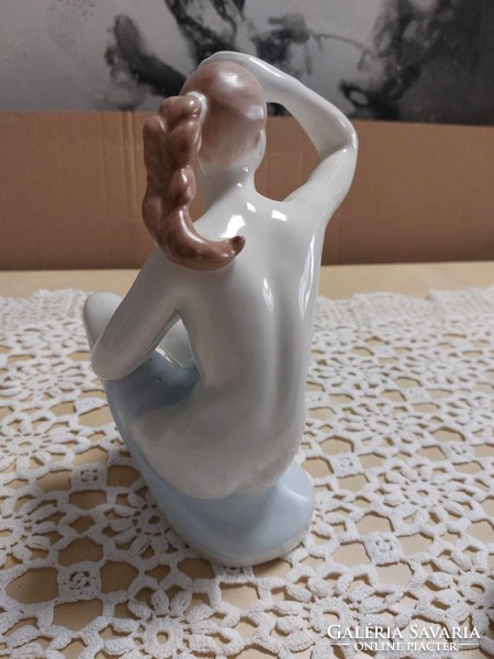 Aquincum porcelain female nude looking into the distance, with a blue shroud