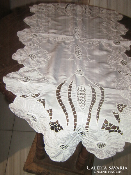 Beautiful special white rosette tablecloth + 12 napkins