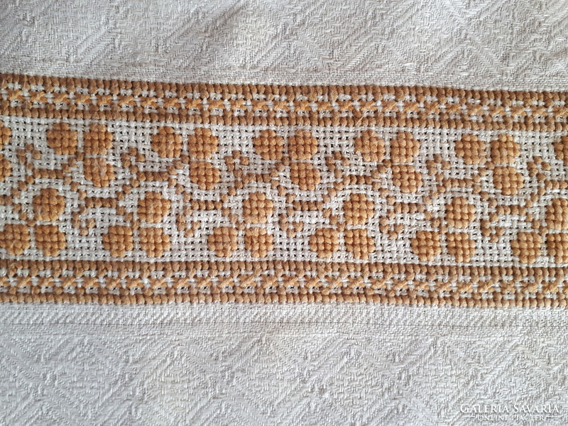 Large tablecloth with fringed fringes