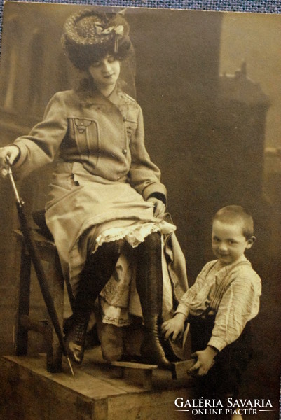 Antik fotó képeslap - hölgy és a kis cipőpucoló fiú