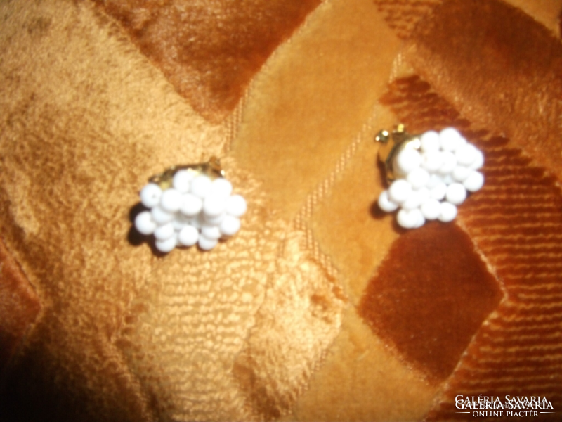 Retro white women's earrings, unused postage costs are borne by the buyer