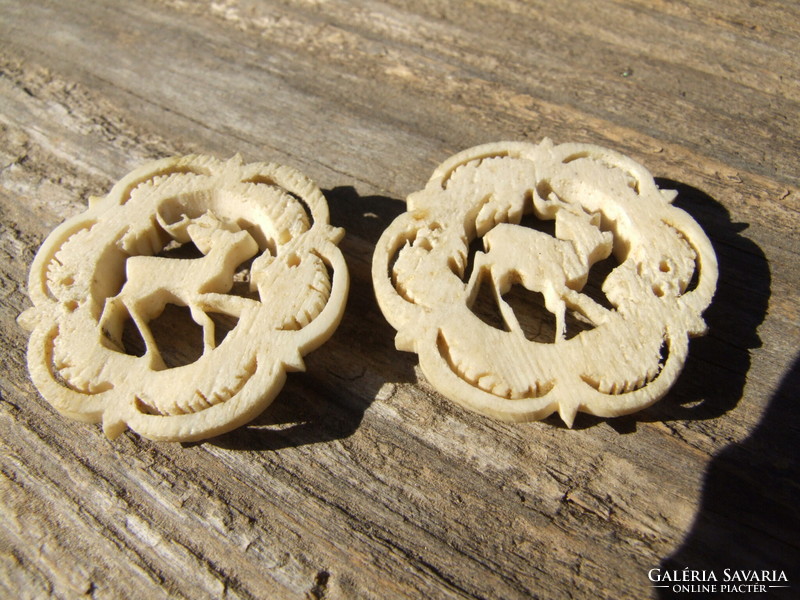 Pair of bone buttons (220320)