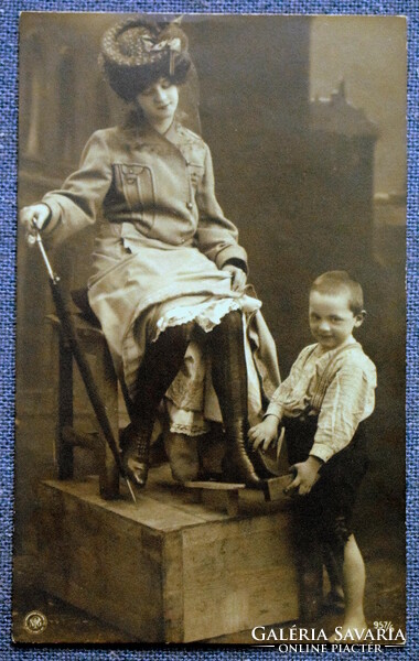 Antik fotó képeslap - hölgy és a kis cipőpucoló fiú