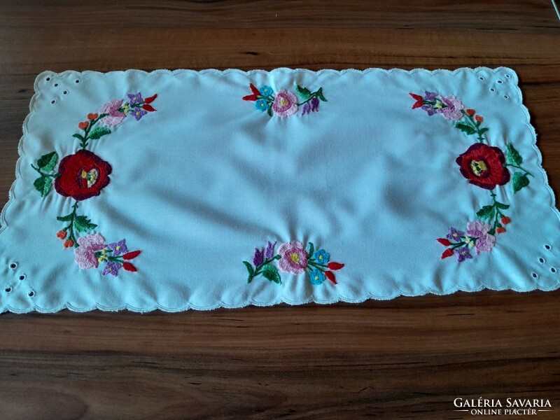 Embroidered tablecloth with Kalocsa pattern 26 x 52 cm 1500 ft