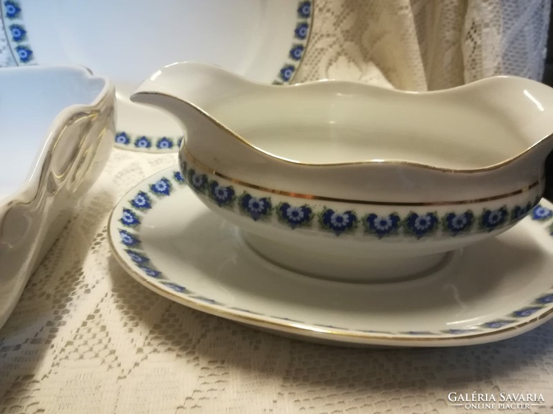 Porcelán szervírozó: szószos kínáló, köretes tál és egy lapos tányér Oblatt J. jelzéssel