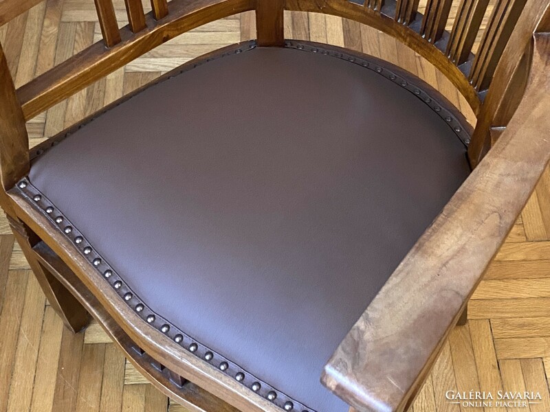 1910 Körül Art Nouveau desk armchair with restored leather seat