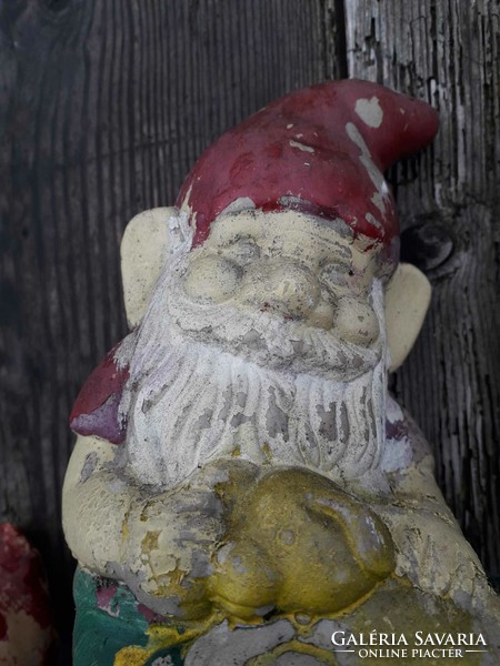 7 Pcs. Old garden gnome / pot.
