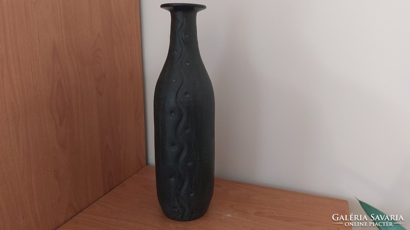 (K) Egyedi fekete kerámia váza cca 39 cm magas