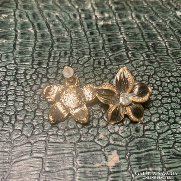 Old special vintage stud earrings, metal flower earrings, the jewelry is from the 1970s
