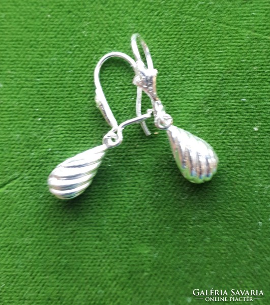 Silver earrings, marked. It weighs 0.9g