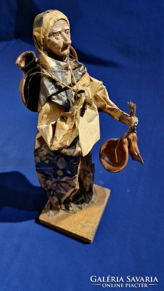 Népi kézműves papírmasé szobor idős nő néni kerámiákkal
