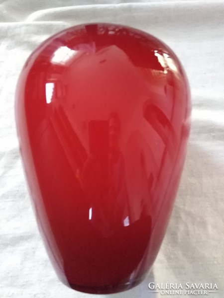 Vörös üvegváza -  minimalista jelleggel / kézi szakított