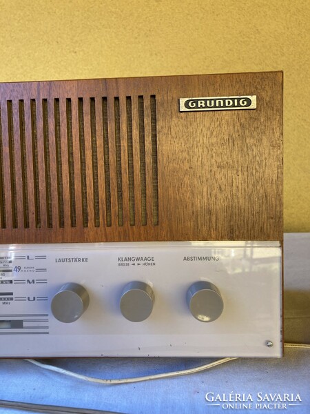 Elektroncsöves régi működő GRUNDIG type 2247 rádió.