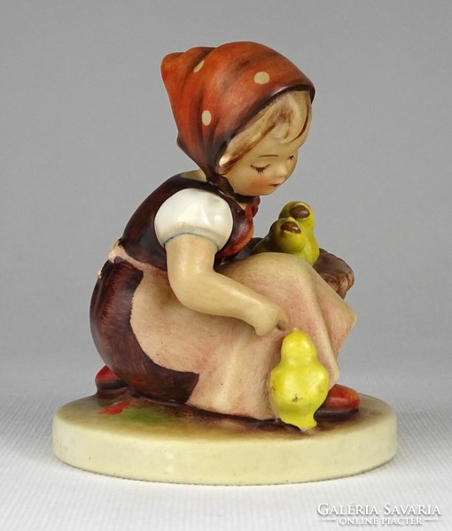 1P007 Régi Hummel csibéket etető kislány porcelán figura