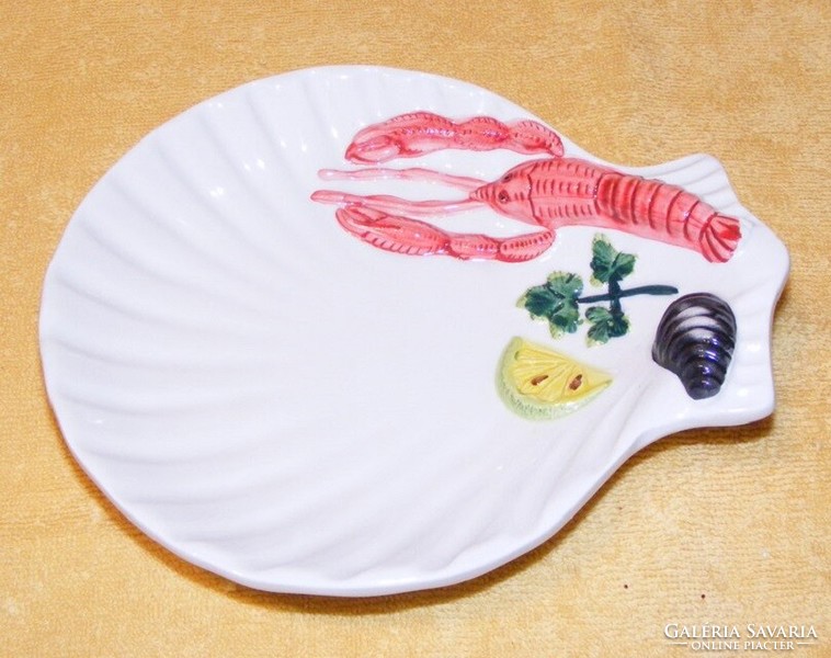 Clam-shaped crayfish serving bowl