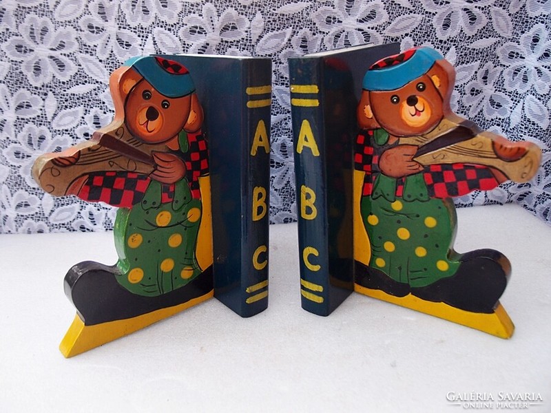 A pair of Macis bookends