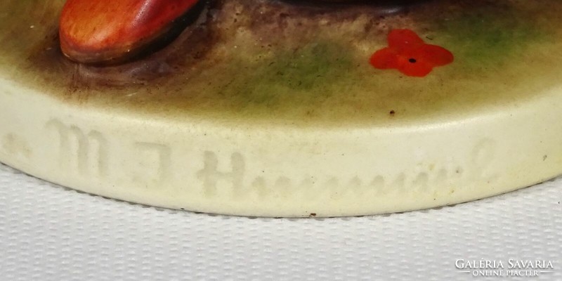 1P007 Régi Hummel csibéket etető kislány porcelán figura