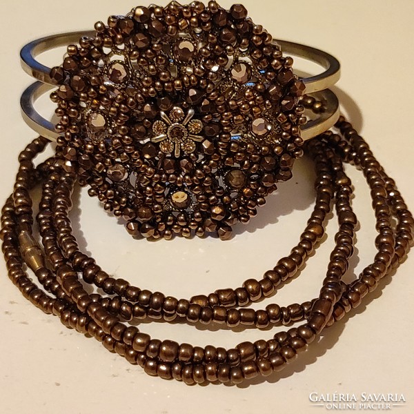 A wonderful set of glass beads