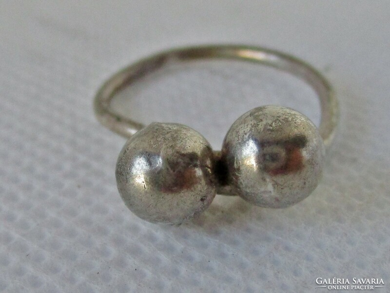 Különleges kézműves gömbös ezüst gyűrű