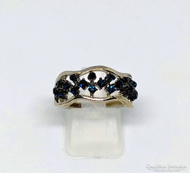 925-s töltött ezüst (SF) gyűrű, zafír kristályokkal