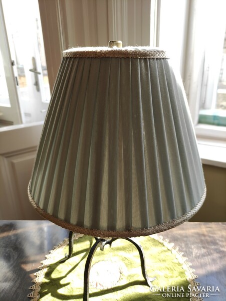 Vintage kovácsoltvas asztali / éjjeli lámpa almazöld rakott selyem lámpaernyővel