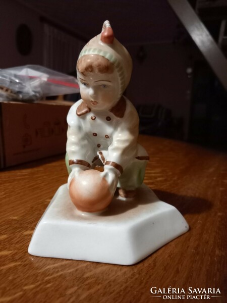 Zsolnay porcelán figura, labdázó kisfiú, jelzés nélkül