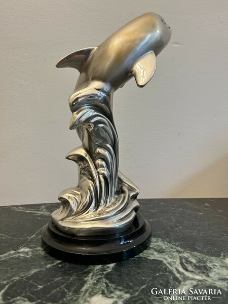Ezüst delfin szobor