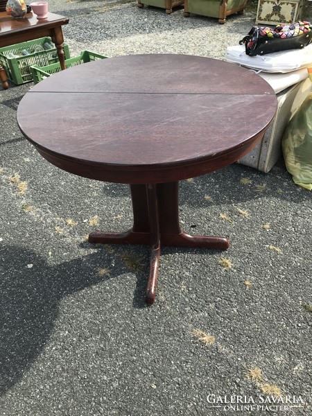Round extendable table mahogany