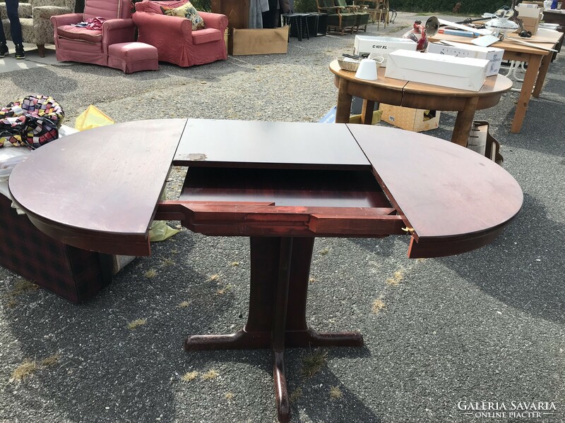 Round extendable table mahogany