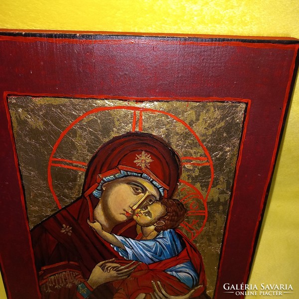 " Istenanya a gyermekkel " .Fatáblára, kézzel festett ikon. Fa ikon. Kép.