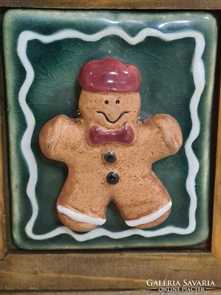 Christmas wooden box, shaped gingerbread figure in ceramic