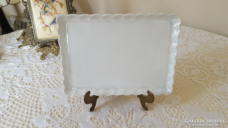 Porcelain tray with wavy embossed edges