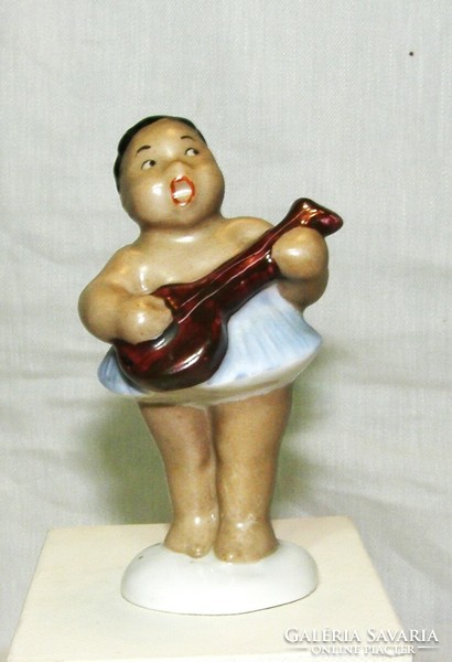 Ritka Aquincumi porcelán figura. Kreol éneklő kislány bendzsóval -