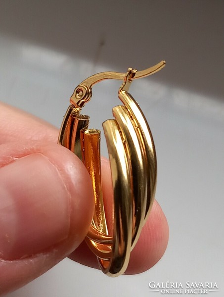 18 Kt. Gold-plated hoop earrings.