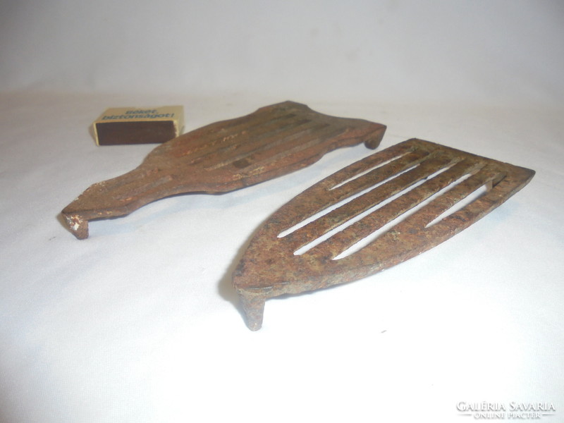 Antik kovácsoltvas vasalótalp, alátét - két darab együtt