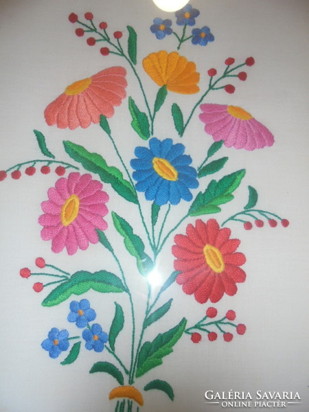 Kalocsai hímzett kép, falidísz keretben, üveg alatt - virágcsokor
