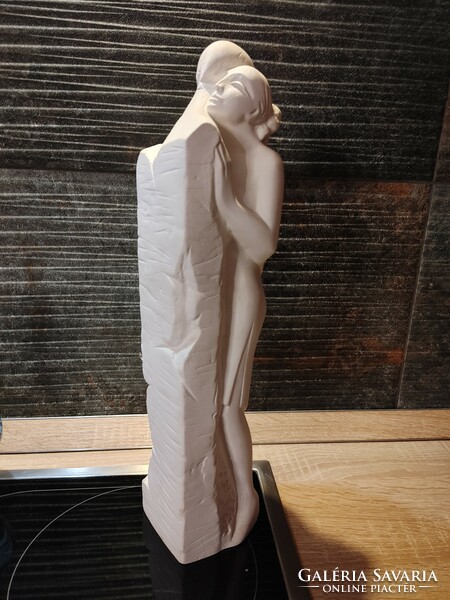 36 Cm plaster sculpture of a couple in love hugging