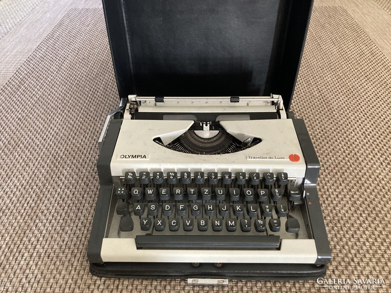 Olympia traveler de luxe - typewriter