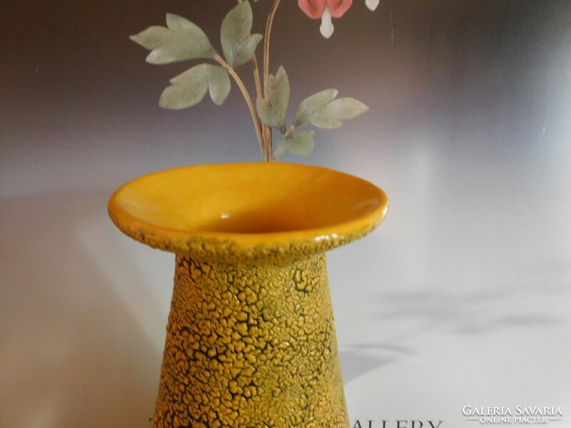 Mid century sárga váza texturált mázzal, NJ szignóval - 33.5 cm