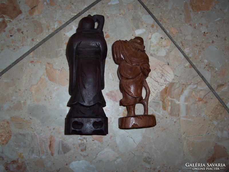 Fa szobrok párban