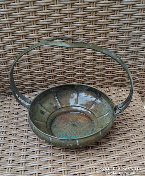 Antique Indian copper centerpiece, offering. Size: d: 15 cm. 19 cm high.