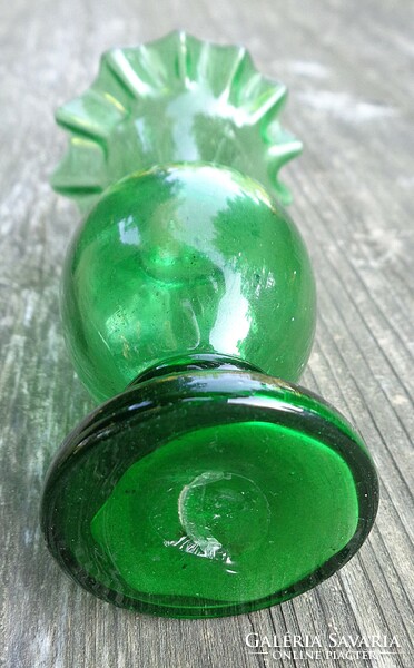 Régi zöld, fodros szélű, szakított üveg váza