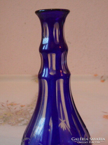 Kék hántolt üveg egyszálas váza, likőrös üveg