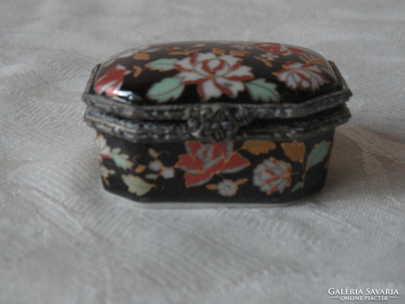 Floral porcelain box